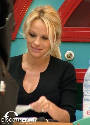 Pamela Anderson Autogrammstunde - Lugner City - Do 27.02.2003 - 77
