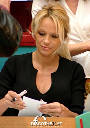 Pamela Anderson Autogrammstunde - Lugner City - Do 27.02.2003 - 92
