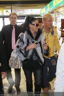 Katie Price - Flughafen Ankunft - Mi 10.02.2010 - 40