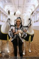Katie Price - Hofreitschule - Mi 10.02.2010 - 4
