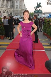 Romy Gala - Red Carpet - Hofburg - Sa 16.04.2011 - 27