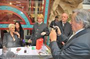 Autogrammstunde - Lugner City - Mi 15.02.2012 - 28