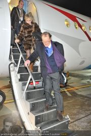 Roger Moore Ankunft - Flughafen - Mi 15.02.2012 - 6