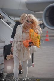 Pamela Anderson - Flughafen Wien - So 04.03.2012 - 13