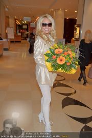 Pamela Anderson - Flughafen Wien - So 04.03.2012 - 28