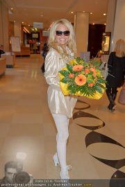 Pamela Anderson - Flughafen Wien - So 04.03.2012 - 29