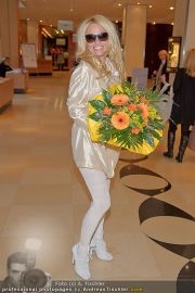 Pamela Anderson - Flughafen Wien - So 04.03.2012 - 30