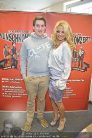 Pamela Anderson - Lugner City - Mo 05.03.2012 - 14