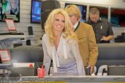 Pamela Anderson - Lugner City - Mo 05.03.2012 - 18