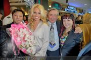 Pamela Anderson - Lugner City - Mo 05.03.2012 - 2