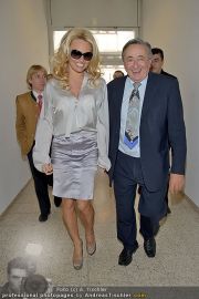 Pamela Anderson - Lugner City - Mo 05.03.2012 - 6