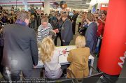 Pamela Anderson - Lugner City - Mo 05.03.2012 - 60