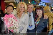 Pamela Anderson - Lugner City - Mo 05.03.2012 - 77