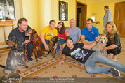 Hundeflüsterer Cesar Millan - Grand Hotel Wien - Do 22.05.2014 - Gruppenfoto mit Cesar MILANO12