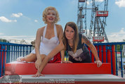 Christina Stürmer - Walk of Fame Madame Tussauds - Di 01.07.2014 - Christina STRMER mit Marylin Monroe Figur2