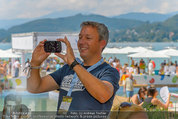 Beachvolleyball VIPs - Centrecourt Klagenfurt - Sa 02.08.2014 - Fritz STROBL macht Handyfoto45