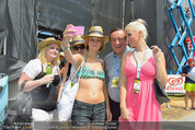 Beachvolleyball VIPs - Centrecourt Klagenfurt - So 03.08.2014 - Richard LUGNER, Spatzi Crazy Cathy SCHMITZ mit Fans26