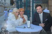 Lugner Feier - Palais Liechtenstein - Sa 13.09.2014 - Cathy LUGNER (Schmitz) mit Mutter und Bruder (Familie)18