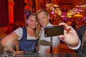 Almdudler Trachtenpärchenball - Rathaus - Fr 19.09.2014 - Oliver POCHER macht ein Selfie mit Jennifer201