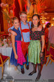 Almdudler Trachtenpärchenball - Rathaus - Fr 19.09.2014 - Rosa und Lara KLEIN mit Freund263