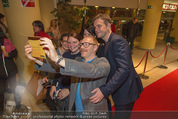 Kinopremiere - Village Cinema - Do 16.10.2014 - Sebastian BEZZEL und Simon SCH'WARZ machen Selfie mit Fans24