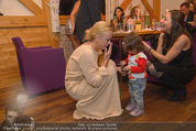 ZuKi Charity - Amterl - Do 04.12.2014 - Jenny ELVERS, Mariana ZWEYMLLER mit Kind Isabella113