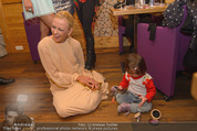 ZuKi Charity - Amterl - Do 04.12.2014 - Jenny ELVERS mit (fremdem) Kind Isabella115