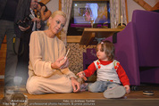 ZuKi Charity - Amterl - Do 04.12.2014 - Jenny ELVERS mit (fremdem) Kind Isabella126