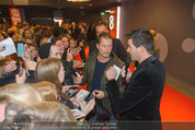 Kinopremiere ´Honig im Kopf´ - Cineplexx Donauplex - Mi 17.12.2014 - Til SCHWEIGER gibt Autogramme, Fans3