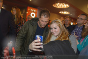 Kinopremiere ´Honig im Kopf´ - Cineplexx Donauplex - Mi 17.12.2014 - Til SCHWEIGER macht Selfie mit Fan50