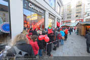 Seminaked in Red - Desigual - Sa 27.12.2014 - Kundenandrang vor Laden�ffnung26