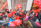Seminaked in Red - Desigual - Sa 27.12.2014 - Kundenandrang vor Laden�ffnung57