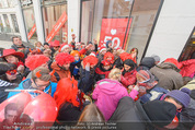Seminaked in Red - Desigual - Sa 27.12.2014 - Kundenandrang vor Laden�ffnung58