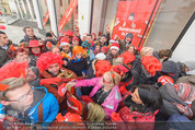 Seminaked in Red - Desigual - Sa 27.12.2014 - Kundenandrang vor Laden�ffnung59