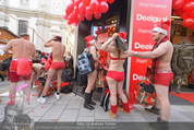 Seminaked in Red - Desigual - Sa 27.12.2014 - Kunden in Unterw�sche st�rmen das Gesch�ft61