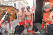 Seminaked in Red - Desigual - Sa 27.12.2014 - Kunden in Unterw�sche st�rmen das Gesch�ft62