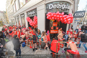 Seminaked in Red - Desigual - Sa 27.12.2014 - Kunden in Unterw�sche st�rmen das Gesch�ft64