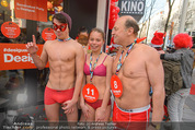 Seminaked in Red - Desigual - Sa 27.12.2014 - Kunden in Unterw�sche st�rmen das Gesch�ft69