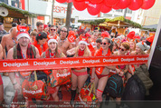Seminaked in Red - Desigual - Sa 27.12.2014 - Kunden in Unterw�sche st�rmen das Gesch�ft75