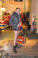 Seminaked in Red - Desigual - Sa 27.12.2014 - Kunden in Unterw�sche91