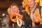 Weißwurstparty - Stanglwirt - Fr 23.01.2015 - Andreas GABALIER, Fritz STROBL mit Weiwurst und Brezel42
