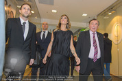 Elisabetta Canalis PK und Autogrammstunde - Lugner KinoCity - Mi 11.02.2015 - Elisabetta CANALIS, Richard LUGNER gehen durchs Einkaufszentrum41