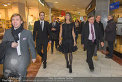 Elisabetta Canalis PK und Autogrammstunde - Lugner KinoCity - Mi 11.02.2015 - Elisabetta CANALIS, Richard LUGNER gehen durchs Einkaufszentrum43