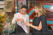 Elisabetta Canalis PK und Autogrammstunde - Lugner KinoCity - Mi 11.02.2015 - Elisabetta CANALIS mit Giotto, Opernballprinzessin Vanessa60