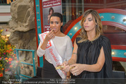 Elisabetta Canalis PK und Autogrammstunde - Lugner KinoCity - Mi 11.02.2015 - Elisabetta CANALIS mit Giotto, Opernballprinzessin Vanessa61