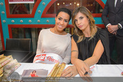 Elisabetta Canalis PK und Autogrammstunde - Lugner KinoCity - Mi 11.02.2015 - Elisabetta CANALIS mit Giotto, Opernballprinzessin Vanessa69