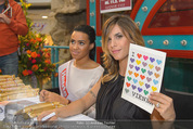 Elisabetta Canalis PK und Autogrammstunde - Lugner KinoCity - Mi 11.02.2015 - Elisabetta CANALIS mit i love ViennaTafel76
