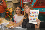 Elisabetta Canalis PK und Autogrammstunde - Lugner KinoCity - Mi 11.02.2015 - Elisabetta CANALIS mit i love ViennaTafel77