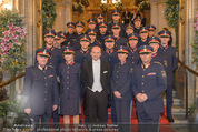 Opernball 2015 - Feststiege - Wiener Staatsoper - Do 12.02.2015 - Dominique MEYER mit Polizisten17