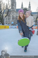 Promi Eisstockschießen - Rathausplatz - Mo 23.02.2015 - Regina KAIL mit Tochter Nana11